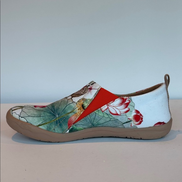 NWOT UIN Floral Slip On Loafer Sneakers Walking Shoe. Size 8 - Picture 3 of 9